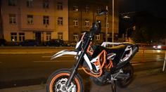 Motocyklista srazil v Praze chodce, muž nehodu nepřežil