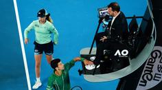 I tohle je král Melbourne. Djokovič sáhl na sudího a nadával publiku