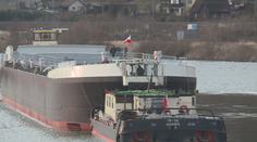 Ohromný tanker je konečně na cestě, na vodu čekal půl roku
