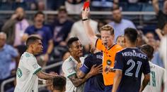 Divočina v MLS: Rozhodčí v nastavení nestačil tahat karty