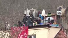 Squatteři po šesti dnech slezli ze střechy domu! Policie je zadržela