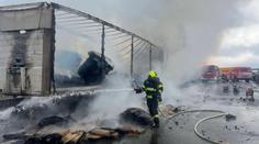 Nehody uzavřely dálnice. Na D1 stála doprava, na D35 shořel kamion