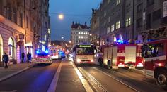 Do světlíku hotelu v Praze se zřítil muž. Přišel zřejmě krást