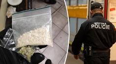 Muž kopal do sanitky a sprostě nadával, strážníci u něj našli drogy