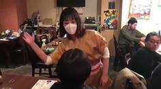 Japonský řetězec zakázal fackování hostů. Byla to oblíbená služba