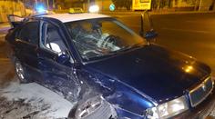 Taxikář nedal přednost. Odnesl to těžkým zraněním