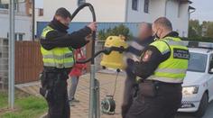 Opilý muž strčil tisícovku do roury a pak ji nemohl vytáhnout
