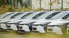 Úředníci už přebírají elektromobily za stovky milionů. Toyota jich dodá státu 500
