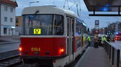 V Praze se srazily dvě tramvaje, sanitky odvezly šest zraněných