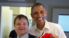 Ve finále fandí i nejmocnější muž planety. Čí dres Obama třímá?