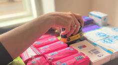 Městská část zavádí revoluční změnu. Žačky budou mít menstruační pomůcky zdarma