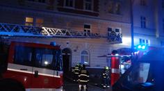Oheň zničil byt, hasiči obyvatele činžáku evakuovali po žebřících