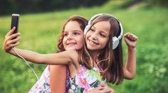 Tuhle sít vaše děti milují. Kvůli pornu a šikaně povolila rodičovský dohled