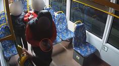 Mladík (15) měl dívce ukrást telefon v tramvaji. Hrozí mu 5 let za mřížemi