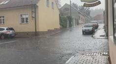 Českem se prohnaly silné bouřky. Auto za jízdy poškodil blesk