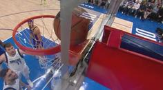 Bizarní basketbalový večer v Dallasu. Míč se zasekl na obroučce a v hale pršelo