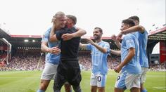 Fanoušek na hřišti slavil s Haalandem. Jde o bývalého šampiona v boxu