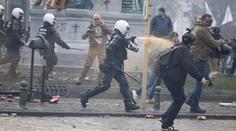 V Bruselu vyšly při jednání EU do ulic tisíce lidí. Musela zasáhnout policie