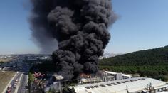 Exploze chemičky v Turecku vystřelila nádrž desítky metrů vysoko! VIDEO