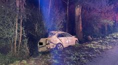 Auto s mladými lidmi vlétlo do lesa: Jeden nepřežil, tři jsou těžce zranění