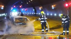 Po nehodě v tunelu začalo hořet auto: Jeden mrtvý a několik zraněných