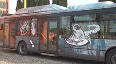 Na oknech autobusů MHD v Jihlavě už nebude reklama. Cestujícím to vadilo