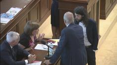 Peníze pro lidi pracující na dohodu i paušální daň. Na obojí poslanci kývli
