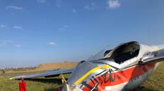 Pilot zapíchl letoun do pole u letiště. Tvrdé přistání přežil&nbsp;