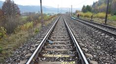 Dívky se držely za ruce a šly v mlze po kolejích, přejel je vlak