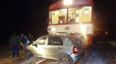 Motorák vláčel auto 50 metrů. Řidičku vyprostili mrtvou