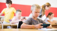 První celostátní zákaz mobilů ve školách. V Polsku schválili kontroverzní zákon