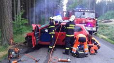 K nehodě osobního auta v Borové letěl vrtulník. Řidiči už ale nebylo pomoci