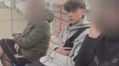 Vše začalo pistolí u hlavy. Policie po útocích hledá další čtyři chlapce z videí