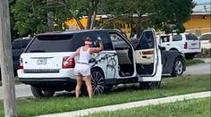 Drsná pomsta. Rozzuřená žena rozmlátila luxusní SUV kladivem