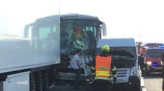 Na D5 se srazil autobus, kamion a dodávka. Dálnice stála hodiny