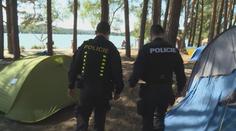 V letních kempech se množí krádeže. Pár u Máchova jezera měl nakrást 60 tisíc