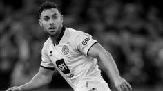 Minuta ticha a černé pásky. Řekové a Angličané uctí zesnulého fotbalistu