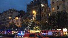 Na pražském Václaváku hořel hotel! Hasiči evakuovali 70 hostů