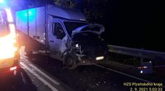 Na Plzeňsku narazila dodávka do traktoru, který sekal trávu u silnice
