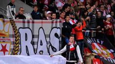 Dusno ve Slavii před derby! Fanoušci drsně válčí mezi sebou