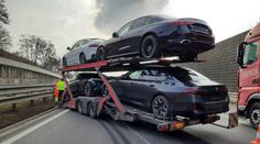 Dopravu na dálnici D2 blokovala nehoda. Havaroval přívěs s luxusními automobily