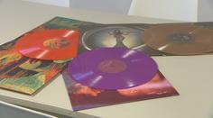 Vinylové desky jsou znovu v módě. Kupují je také mladí