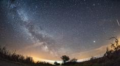 Hlavu vzhůru, oblohu v noci prozáří meteorický roj Lyridy!