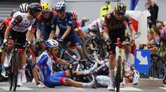 Fanoušek si chtěl udělat selfie. Způsobil hromadnou nehodu na Tour de France