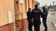 Ozbrojený muž přepadl poštu na Plzeňsku. Hrozí mu až 10 let ve vězení