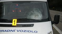 Pozor: Z mostu nad dálnicí D1 někdo házel kameny! Rozbil sklo