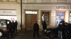 Policie odvezla Langera z domu. Odnesla si obří krabici s důkazy