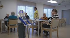 V domově pro seniory testují robota společníka. Má si s klienty povídat a hrát hry