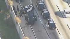 Ukradený pohřebák s nebožtíkem ujížděl před policií, pak havaroval