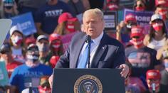 Volební kampaň v USA vrcholí. Trump se cítí jako Superman a zatančil